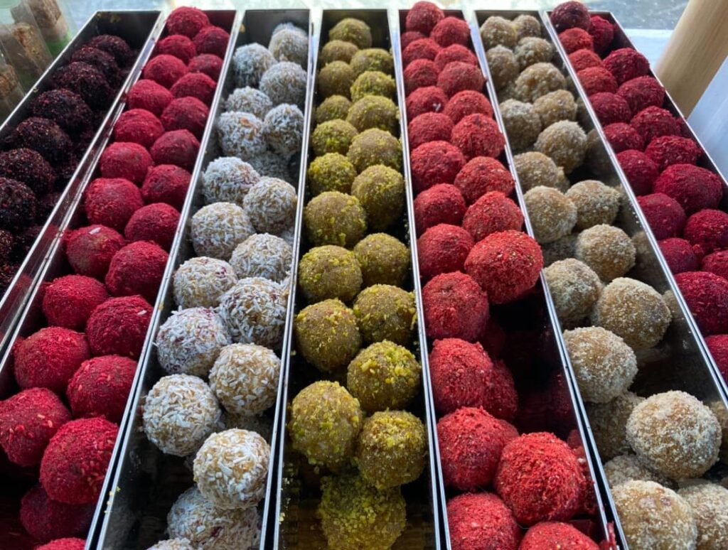 Energie-Kugeln in verschiedenen Sorten